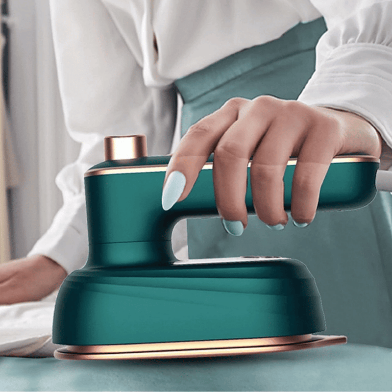 Mini Ferro De Passar Roupas A Vapor – Praticidade e Elegância Em Qualquer Lugar!